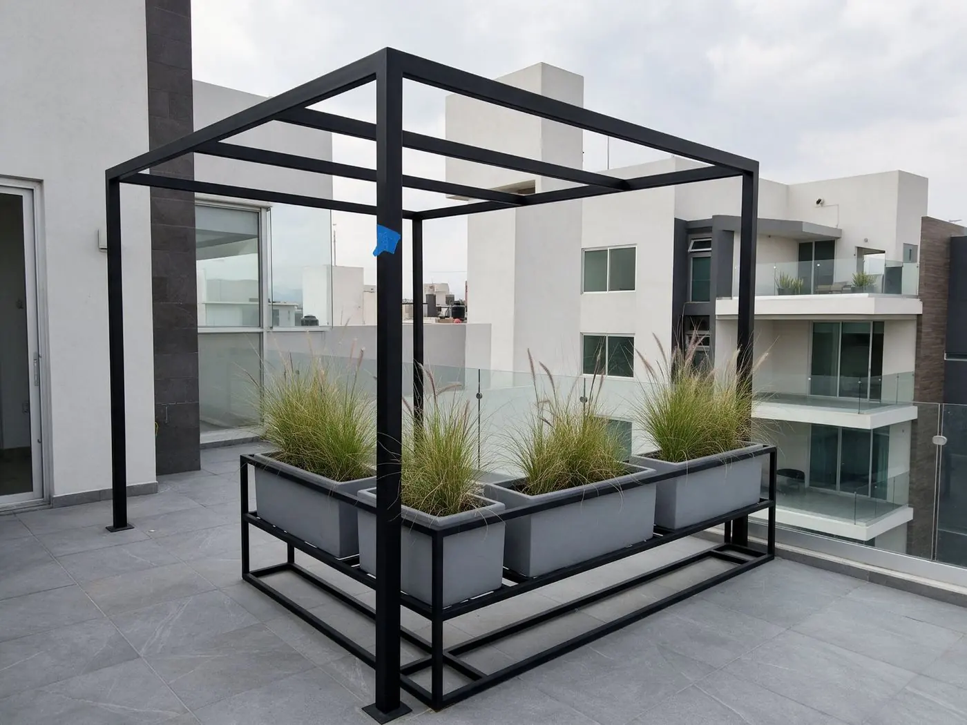 Jardineras con estructura de acero en la azotea de un edificio